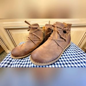 Born size 9 ankle boots